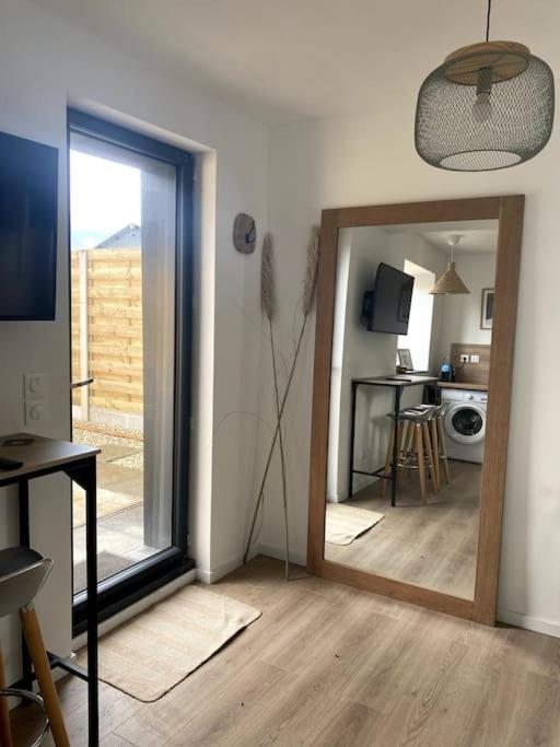 Entre Ville Et Campagne Appartement Cosy Avec Parking Et Terrasse Wood Coutiches 外观 照片